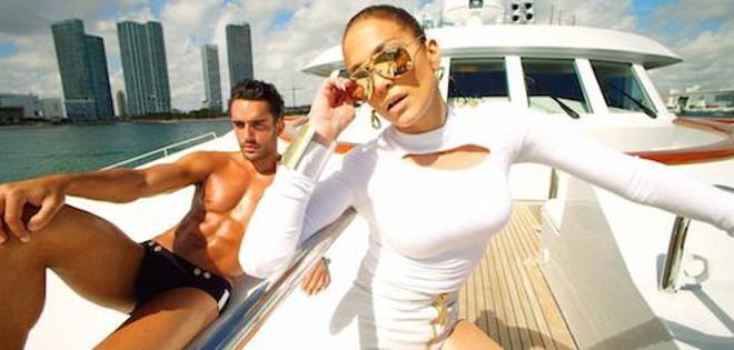 El video caliente de Jennifer Lopez con sus "hombres objeto" en I Luh Ya Papi