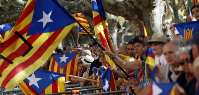 Oposición en Cataluña pide elecciones tras marcha atrás en el referendo