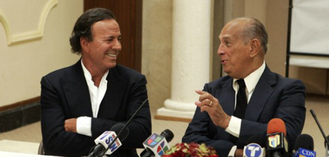 Julio Iglesias se despide de su &quot;amigo del alma&quot; Óscar de la Renta