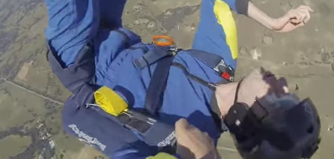 (VIDEO) Paracaidista se desmaya en plena caída libre