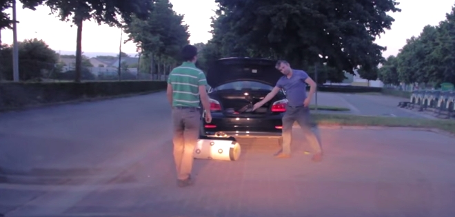 (VIDEO) Hombre da una lección a conductor furioso