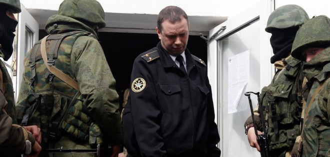 Cientos de civiles asaltan el cuartel general de la Armada de Ucrania en Crimea