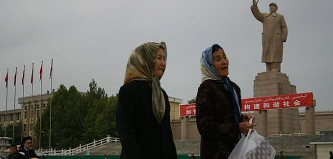 Hombres barbudos y mujeres con velo, prohibidos en transportes de ciudad china