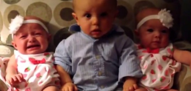 (VIDEO) La confusión de un bebé al conocer a unas gemelas