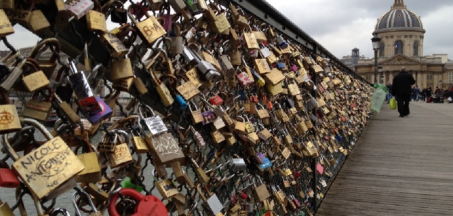 París propone &quot;selfies&quot; para acabar con los &quot;candados del amor&quot;