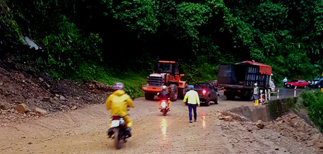 Se habilita el paso vehicular en la vía Alóag - Santo Domingo