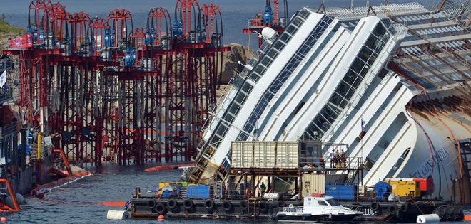 Italia: enderezan el crucero Costa Concordia
