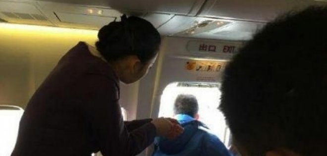 Dos viajeros chinos abren puertas de emergencia de aviones en plena pista