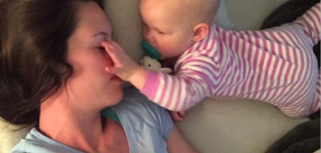 El video de la bebé que no deja dormir a su mamá se hace viral