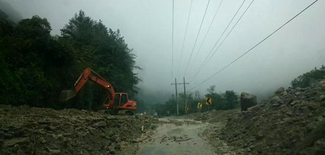 Difícil acceso de organismos de socorro tras deslave en vía Papallacta-Baeza-Tena