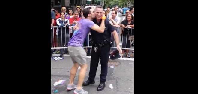 Policía de Nueva York bailando en desfile de orgullo gay se hace famoso