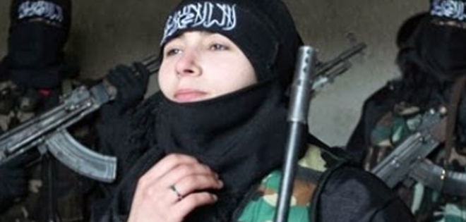 La policía británica saca del avión a adolescente que iba a unirse a yihadistas