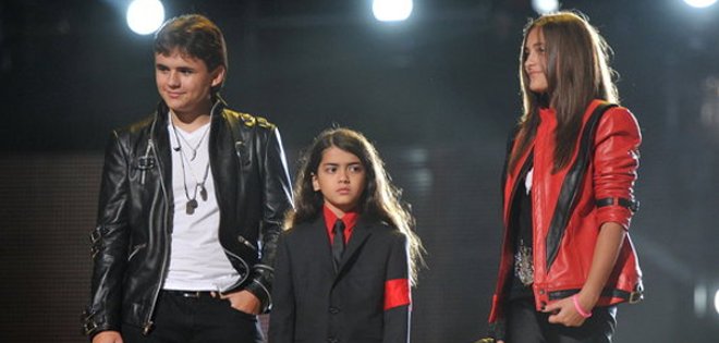 Hija de Michael Jackson evoluciona “favorablemente” tras intento de suicidio