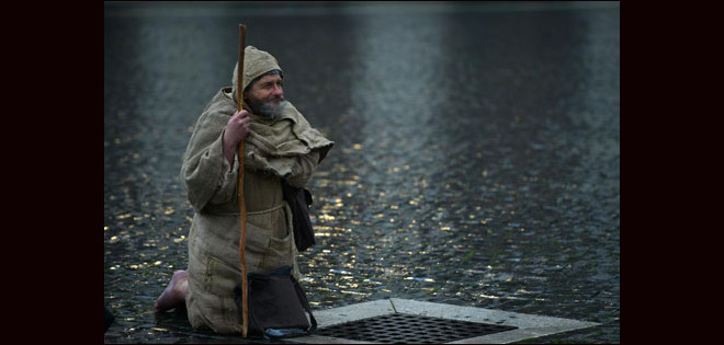 El papa hará instalar duchas para los sin techo que duermen en San Pedro