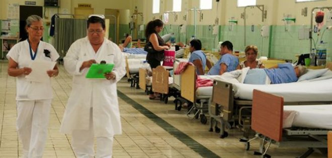 Presidente Correa insistió en estatizar clínicas privadas