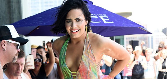 (VIDEO) La aparatosa caída de Demi Lovato en una piscina