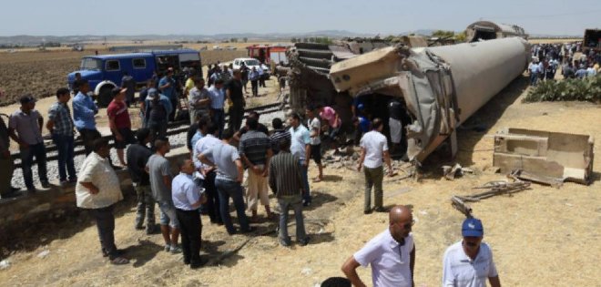 Al menos 14 muertos y 70 heridos en un choque de un tren con un camión en Túnez