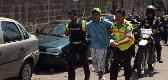 Más de 40 detenidos se fugaron por la puerta principal del CDP de Quito
