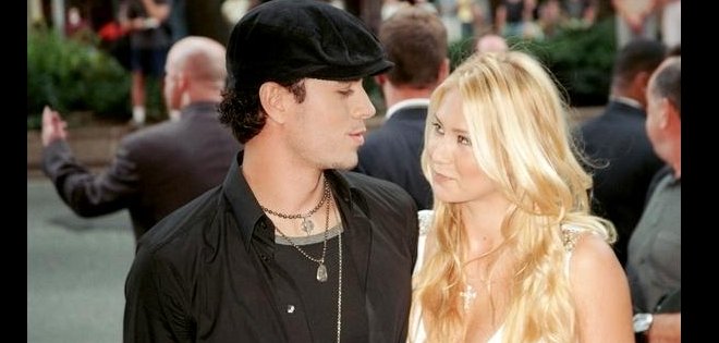 Enrique Iglesias niega ruptura con Anna Kournikova