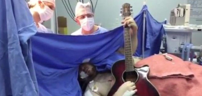 Un hombre canta y toca The Beatles mientras le operan el cerebro