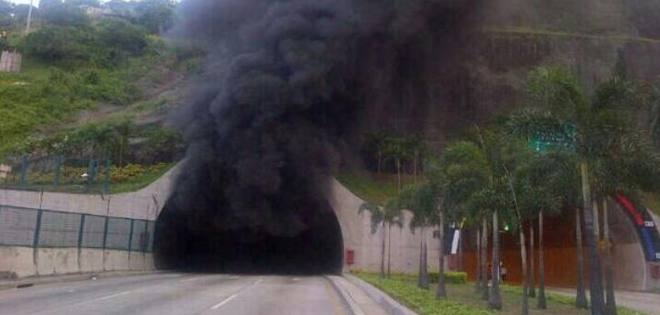 Camión de Cervecería Nacional se incendió dentro de túnel en Guayaquil