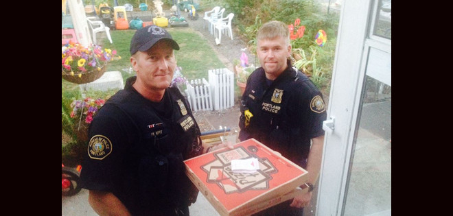 Dos policías reparten pizza para ayudar a herido