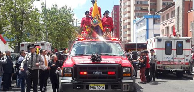 Realizan homenaje póstumo a bomberos fallecidos en incendio en Puembo