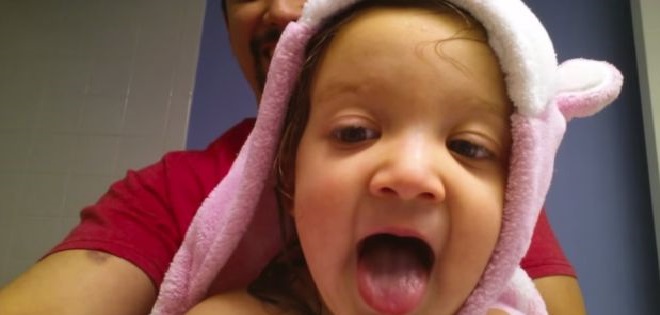 (VIDEO) Tiene 2 años y aprendió el alfabeto con heavy metal