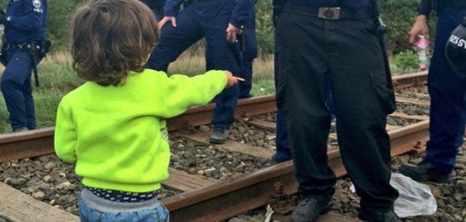 El gesto de un niño refugiado que conmovió a un policía