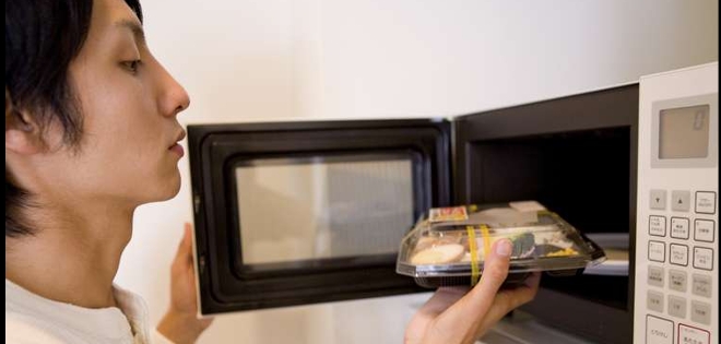 Plásticos tendrían uso perjudicial en microondas, según estudios