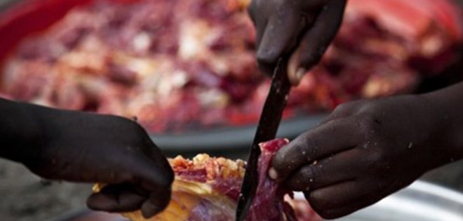 Clausuran restaurante en Nigeria por preparar platos con carne humana