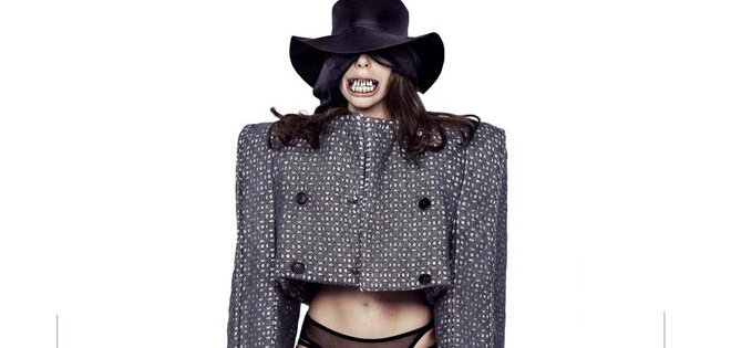 Lady Gaga revela su nuevo single Dope y muestra su bizarra portada
