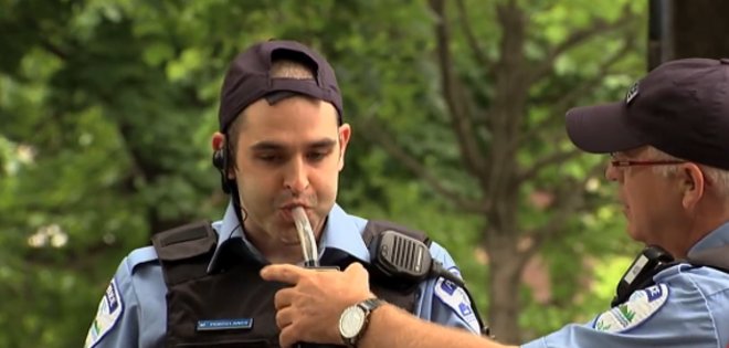 Un policía de EE.UU. acude ebrio a la entrega de un premio contra el alcohol al volante