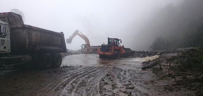 Difícil acceso de organismos de socorro tras deslave en vía Papallacta-Baeza-Tena