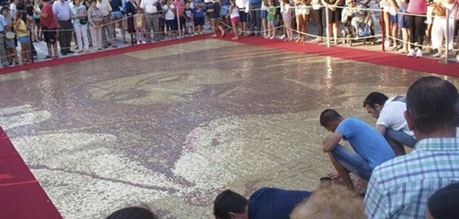 Mosaico hecho con 200.000 monedas entra en el Récords Guinnes