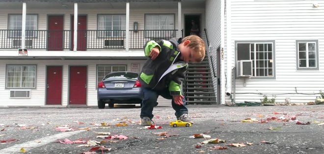 Un niño de 2 años causa sensación bailando música electrónica