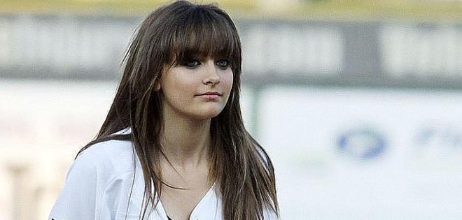 Hija de Michael Jackson evoluciona “favorablemente” tras intento de suicidio