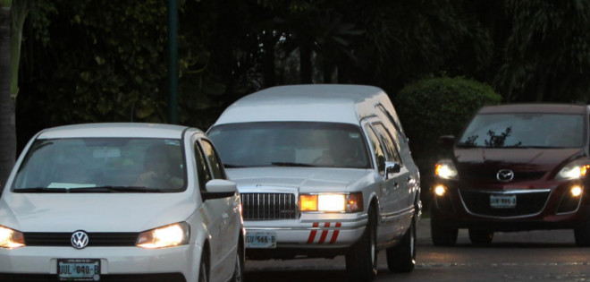 Avión con el cuerpo de Chespirito vuela de Cancún hacia Ciudad de México
