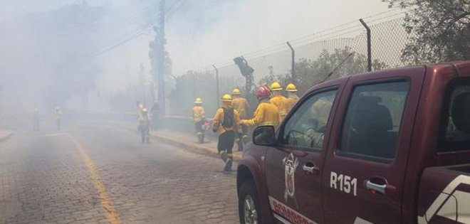Organismos de respuesta atienden 18 incendios activos simultáneamente en Quito