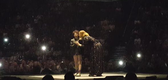 Adele invitó al escenario a cantar a una chica autista y conmovió a todos