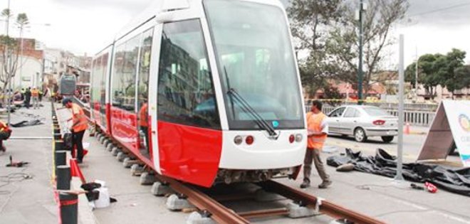 Cuenca recibe el prototipo de tranvía que funcionará desde el 2016