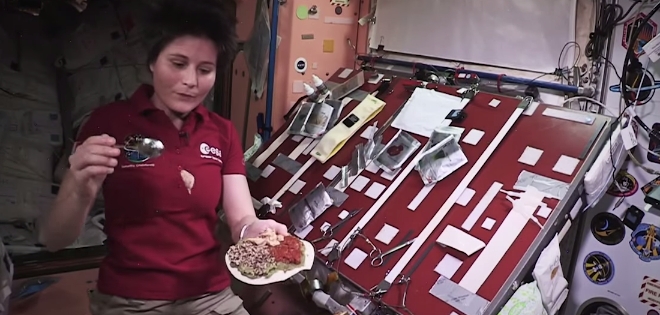 (VIDEO) ¿Cómo cocinan su comida los astronautas en el espacio?