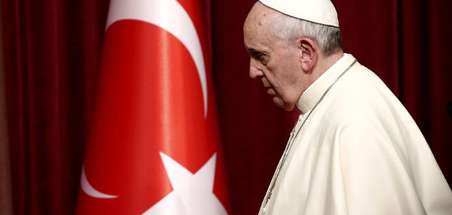 El papa comenzó su visita a Estambul con la adoración a Dios en una mezquita
