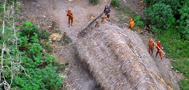 Tribunal de Ecuador prohíbe difusión de libro sobre matanza entre indígenas