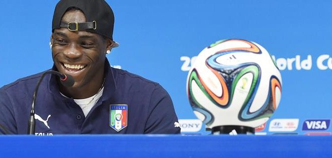 Balotelli quiere un beso de la Reina Isabel si ganan a Costa Rica
