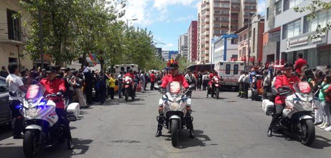 Realizan homenaje póstumo a bomberos fallecidos en incendio en Puembo