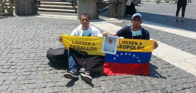 Venezolanos en huelga de hambre en Roma pretenden que el papa les reciba