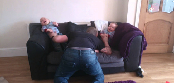 Trillizos se ríen a carcajadas en pleno &#039;ataque&#039; de cosquillas