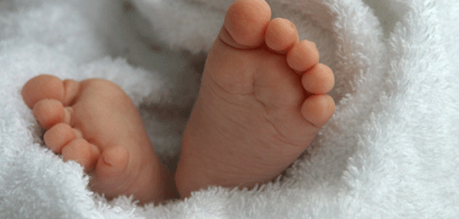 Policías rescatan a una bebé abandonada en Quito