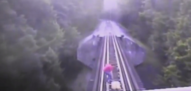 VIDEO: Dos mujeres sobreviven tras pasarles un tren por encima